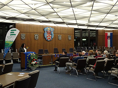 Publikum im Saal beim Vortrag von Karin Müller