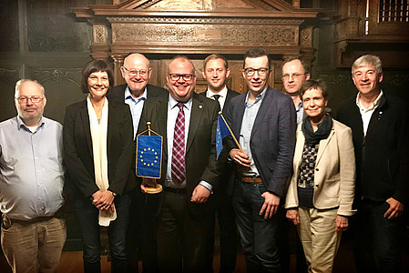 Der Kreisvorstand der Europa-Union Vogelsberg. Rechts im Bild Dr. Volker Nies, links Eva Goldbach, rechts daneben Kurt Wiegel. Beide sind Mitglieder im Vorstand und gehören auch der Parlamentariergruppe der Europa-Union im Hessischen Landtag an. In der Mitte vorn der Vorsitzende Bürgermeister Stephan Paule.