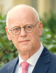 Portraitfoto von Rudolf Scharping.