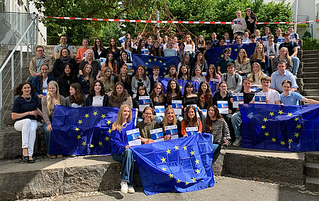 Gruppenfoto einer Schulklasse mit Urkunden und Siegerehrungen