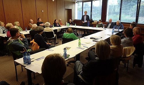 Thomas Mann referiert vor Zuhörenden in der Stadthalle Oberursel.